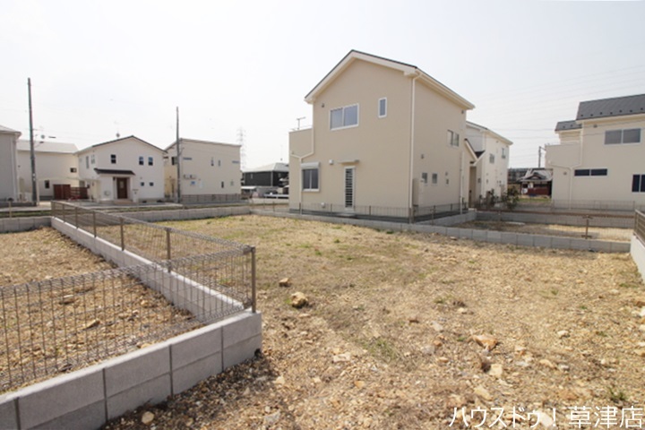 【外観写真】
JR草津駅まで徒歩23分・土地約44坪・現況更地・治田小学校まで徒歩7分(約530m)