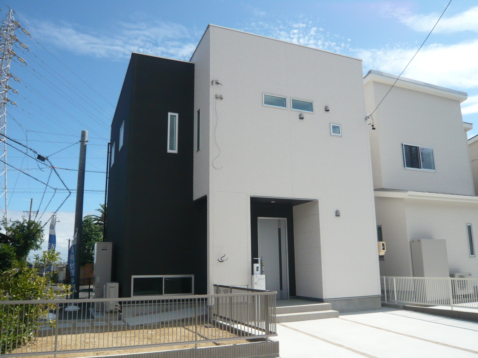【外観写真】
住宅街に立たずむツートーンがおしゃれでハイセンスな外観です!
角地だから駐車もしやすく運転が苦手な方でも安心です。車は3台駐車可能です。