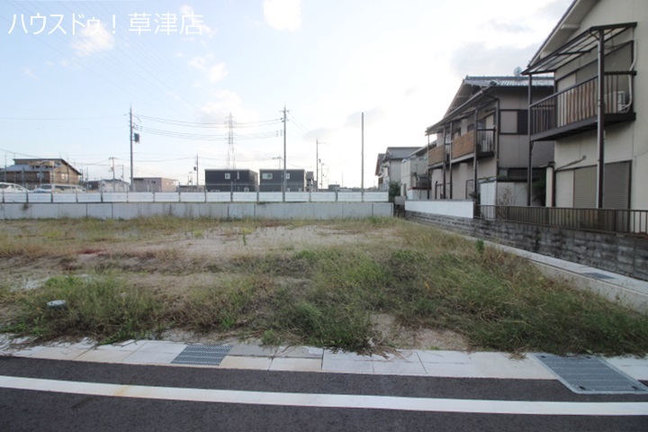 【外観写真】
建築条件なし・更地・前道約6.0m・都市ガス・フレンドマート栗東店まで徒歩13分(約1040m)