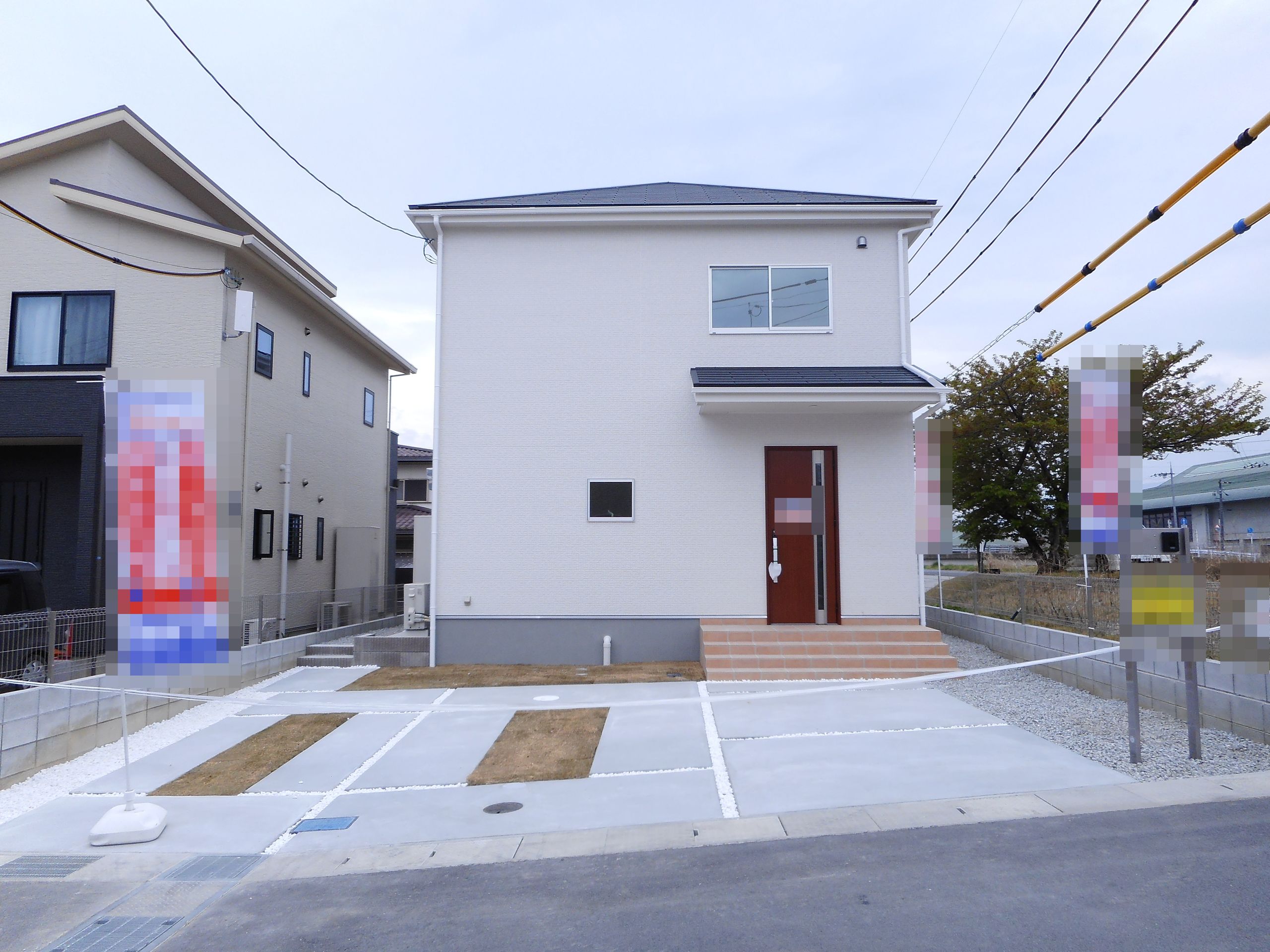 【外観写真】
完成致しましたのでお好きな日に内覧可能です。
60坪の広々とした敷地の物件。
是非現地をご覧下さい。