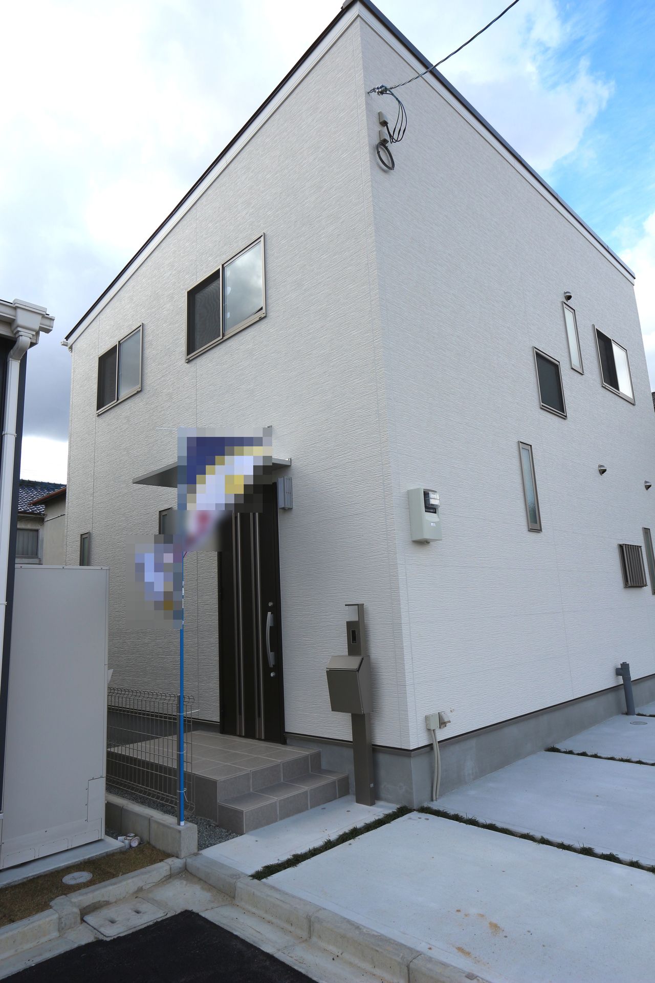 【外観写真】
白を基調としたさわやかな印象の外観に仕上がりました。
建売住宅では4LDKが主流ですが
こちらは5LDKの間取り!!
現地を是非ご覧ください。