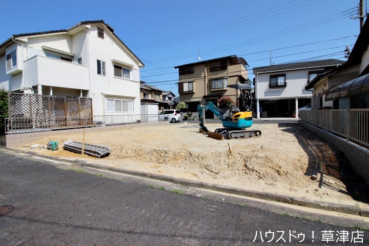 【外観写真】
両面道路・土地約50坪・現況更地・志津小学校まで徒歩12分(約920m)