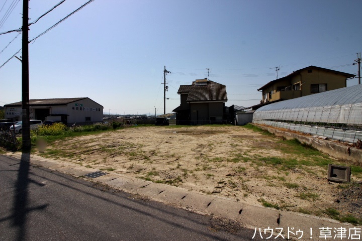 【外観写真】
建築条件なし・現況更地・土地約71坪・フレンドマート栗東御園店まで徒歩11分(約810m)