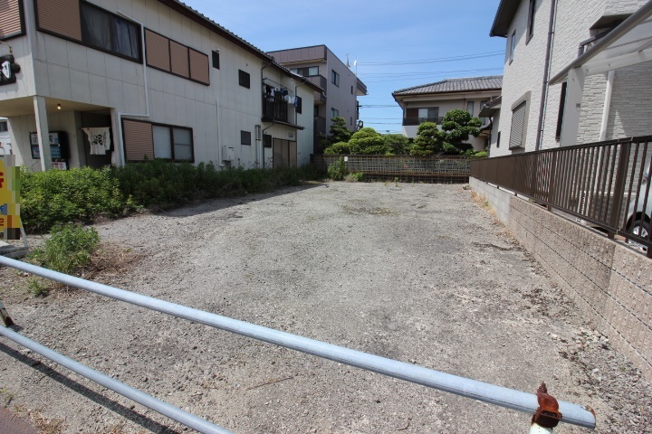 【外観写真】
常滑市新開町5丁目
土地面積44.99坪。
建築条件なしの更地です。