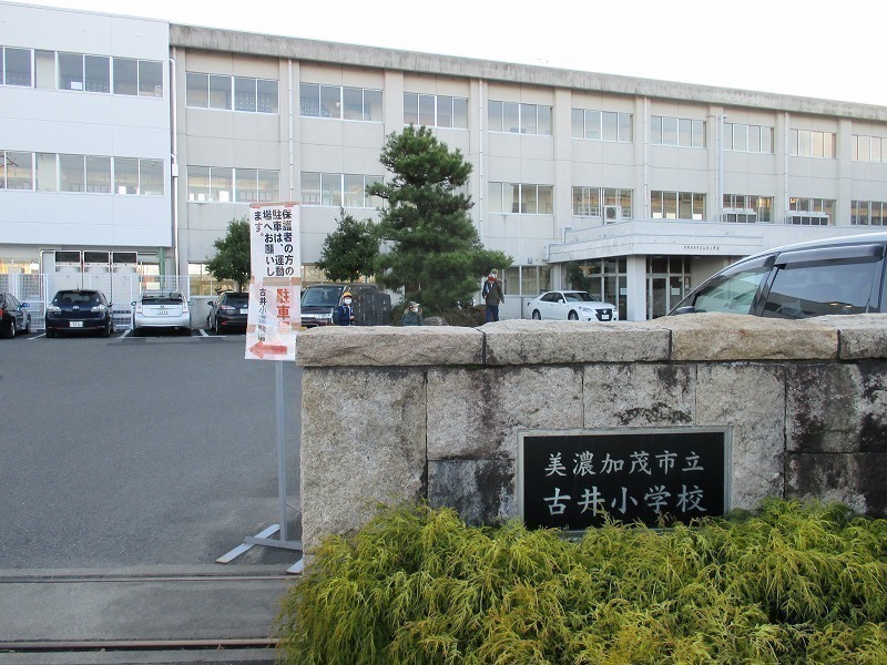小学校徒歩14分(約1100m)