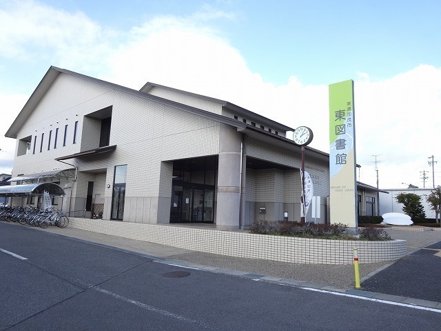 図書館徒歩7分(約550m)