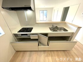 ○津島市鹿伏兎町西　全3棟　2号棟　新築一戸建て