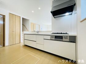 ハートフルタウン弥富市平島東　全3棟　A号棟　新築一戸建て