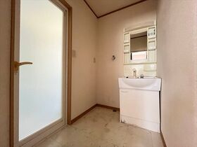 ●四日市市広永町字向山　中古一戸建て