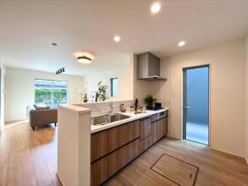 リナージュ四日市三重6丁目　第1期　全2棟　2号棟　新築一戸建て