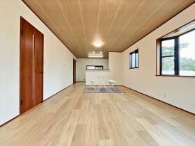 三重郡菰野町大羽根園呉竹町　中古一戸建て