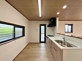 三重郡菰野町大羽根園呉竹町　中古一戸建て