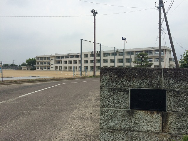 中学校徒歩11分(約850m)