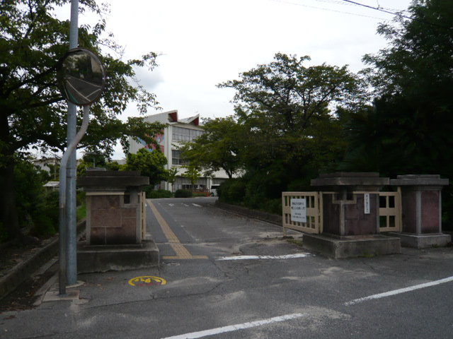小学校徒歩11分(約880m)