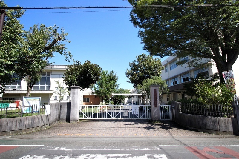 小学校徒歩10分(約790m)