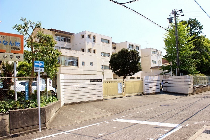 中学校徒歩12分(約890m)