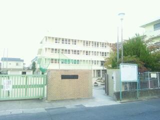 小学校徒歩4分(約300m)
