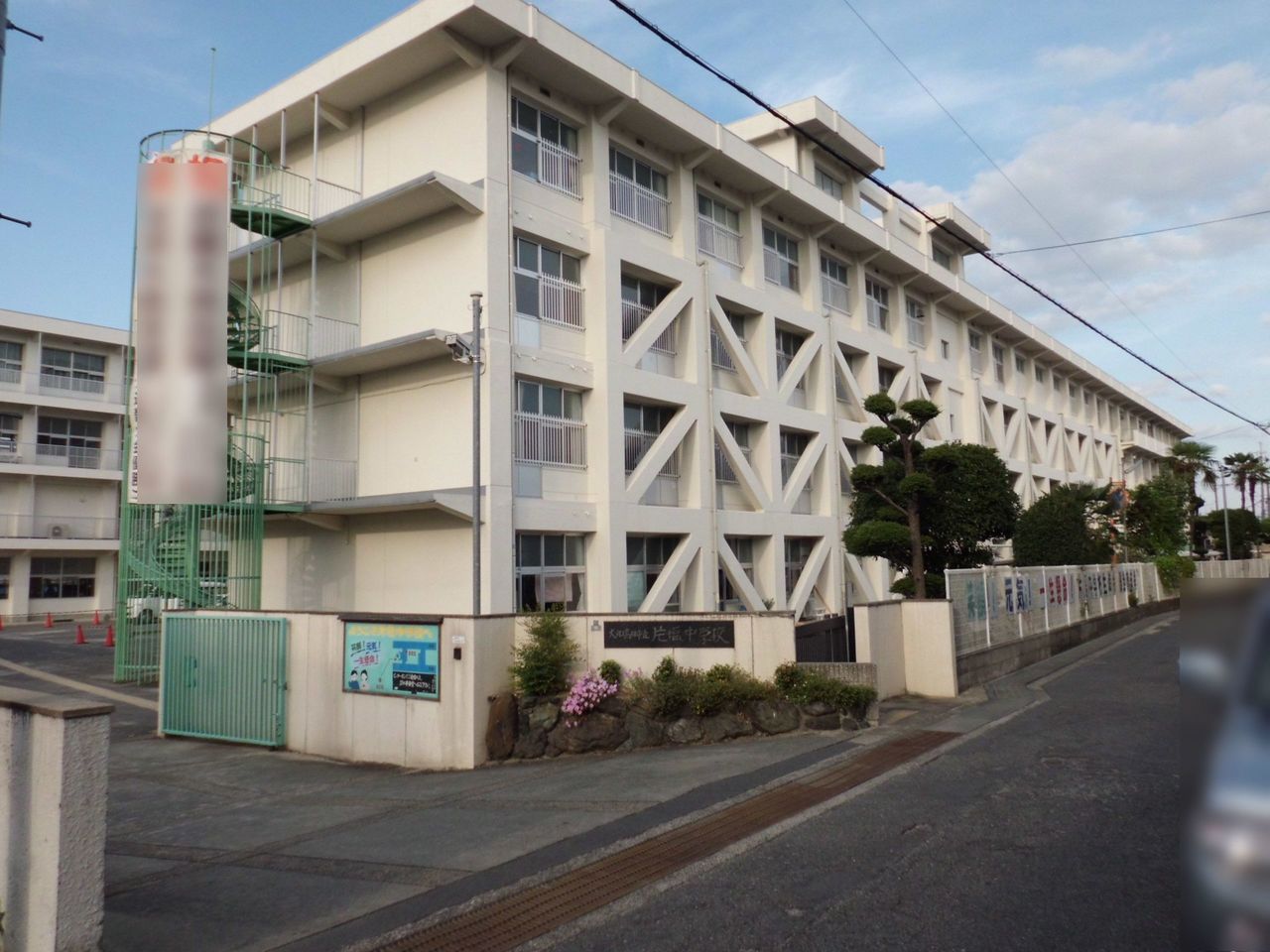 中学校徒歩2分(約110m)